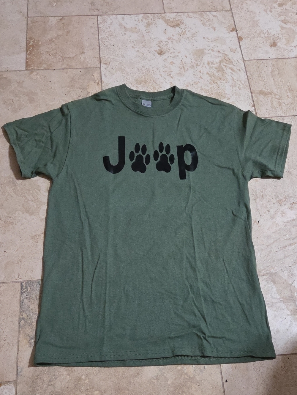 🚙🐾 Men’s Size Medium Green Jeep Logo Paw Print Graphic T-Shirt – New